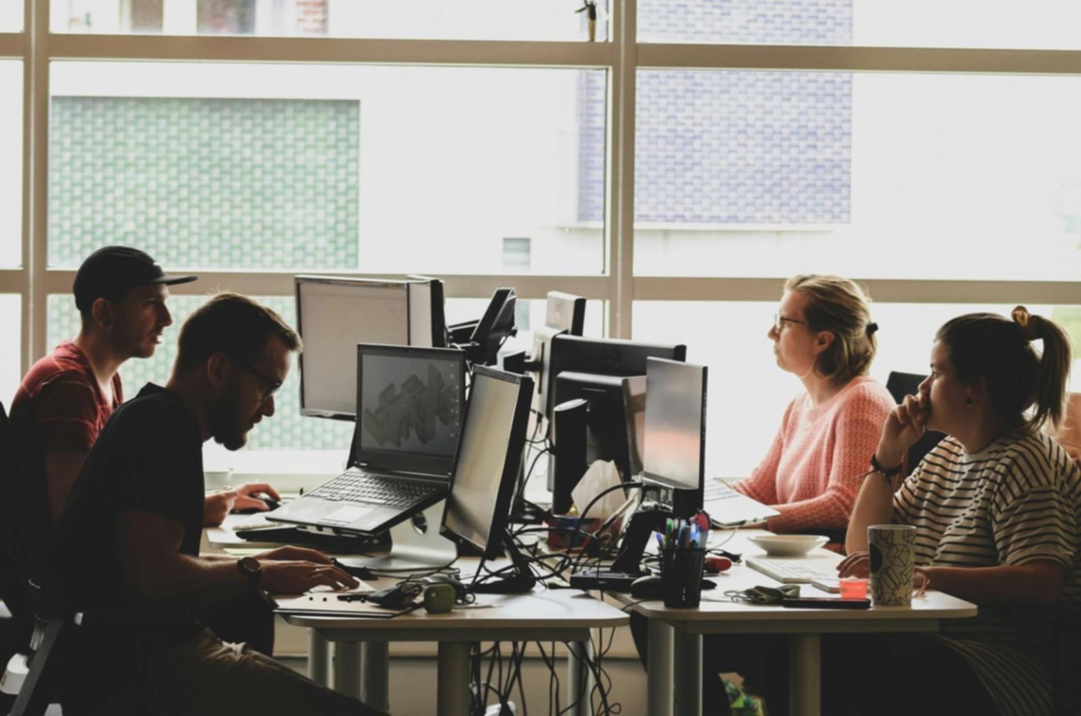 Équipe de direction analysant des données financières sur écrans